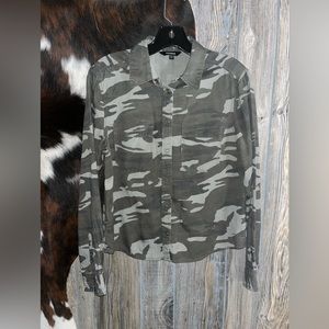 Express size XS camo snap up long sleeve shirt with collar